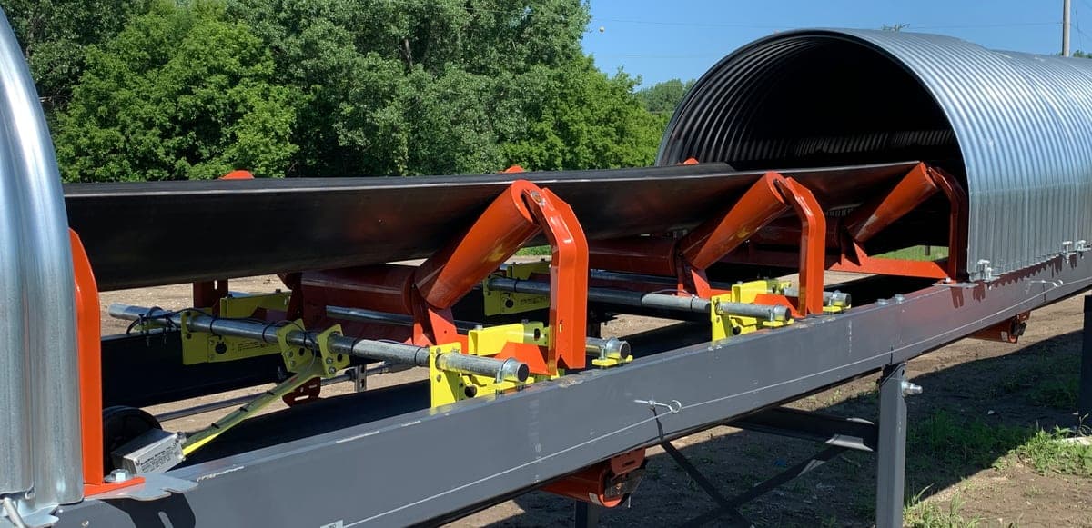Belt scale weighbridge mounted on conveyor idlers