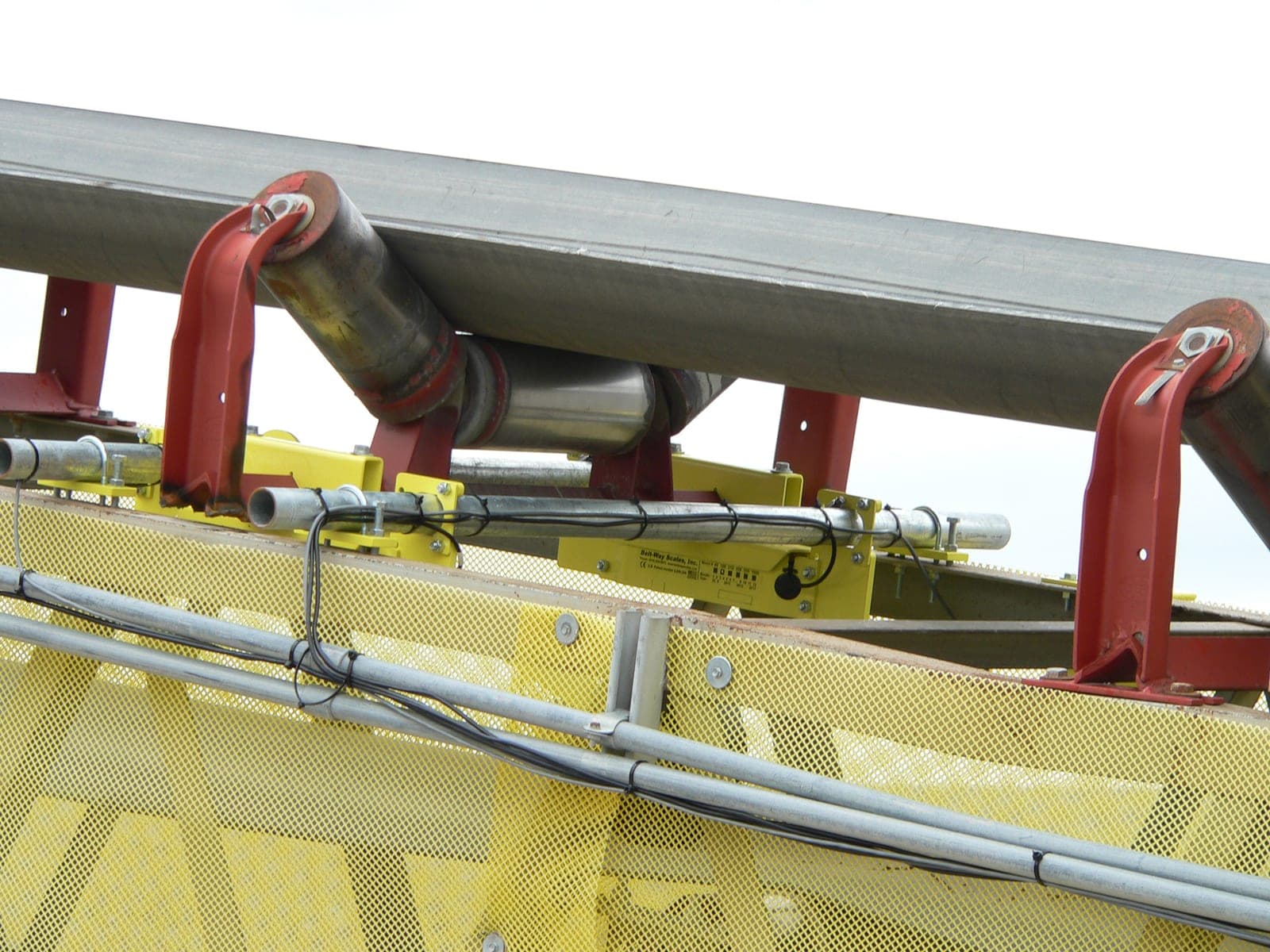 Belt scale load cell module mounted between conveyor idlers