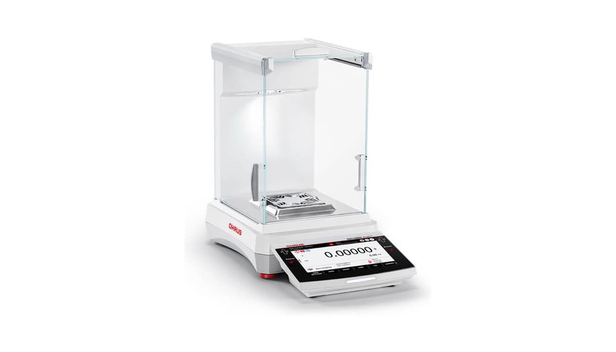 Semi-micro analytical balance with a glass draft shield